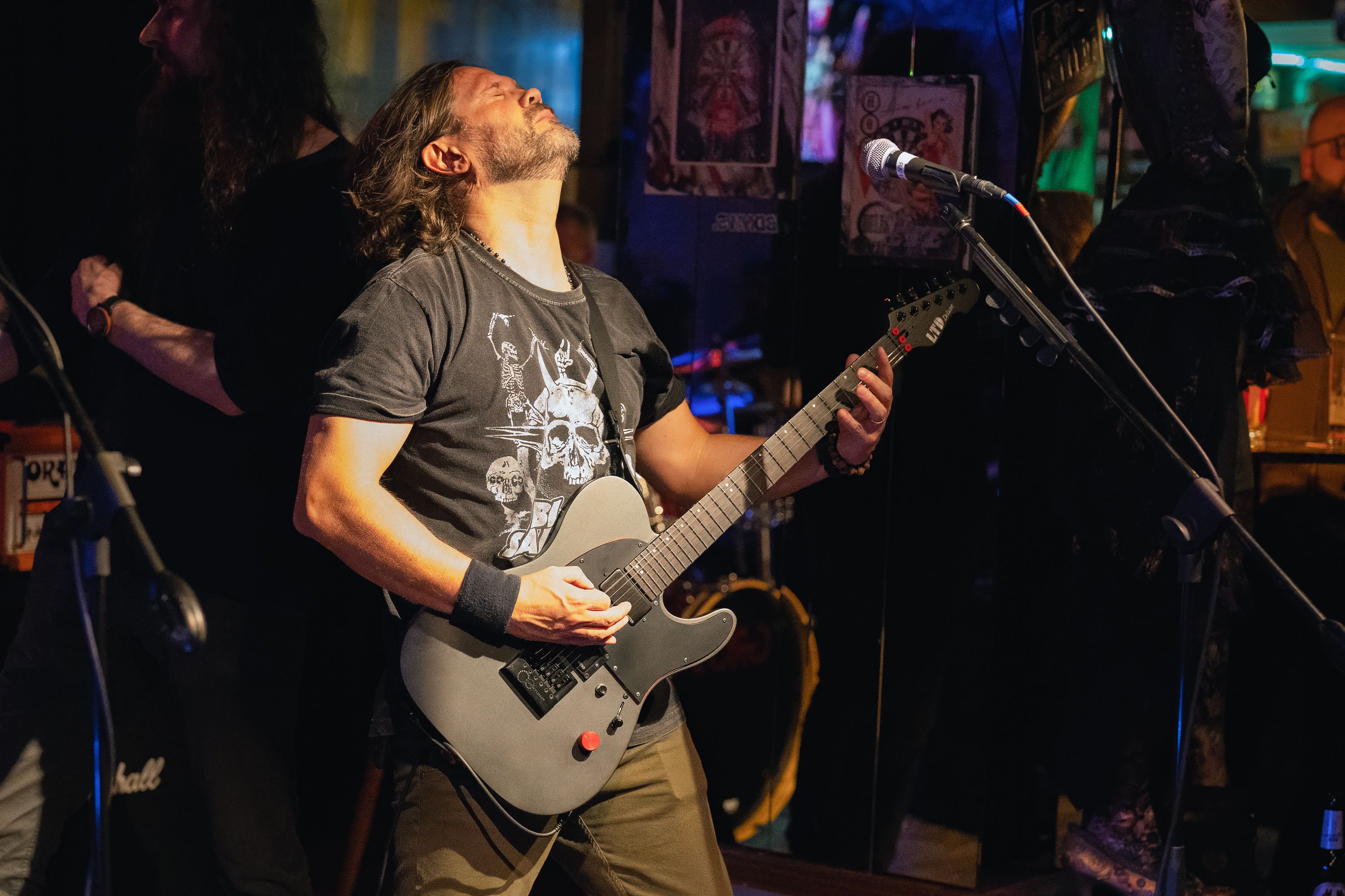 Diogo Vianna playing guitar live on stage.