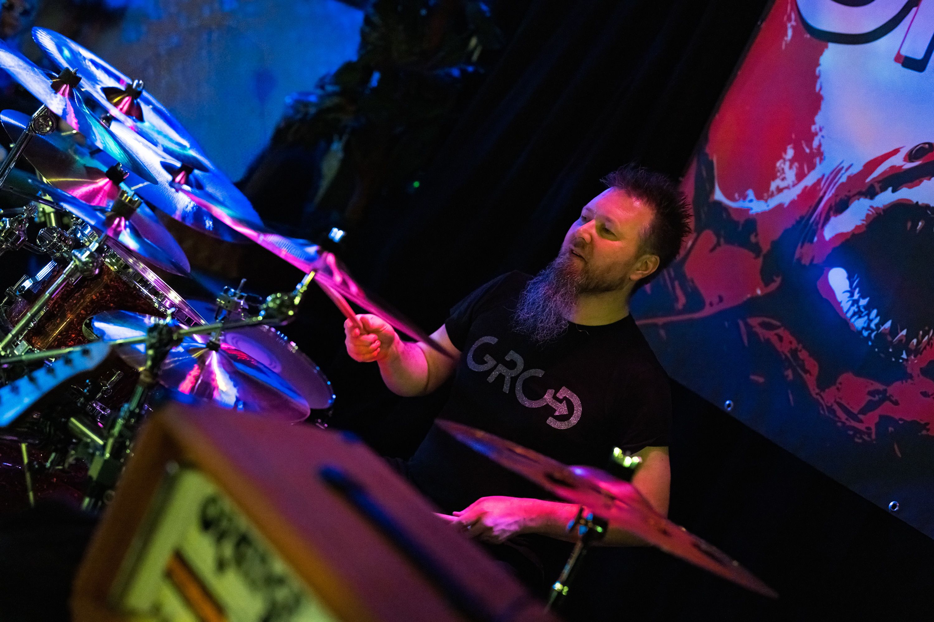 Pávolics Péter playing drums live on stage.